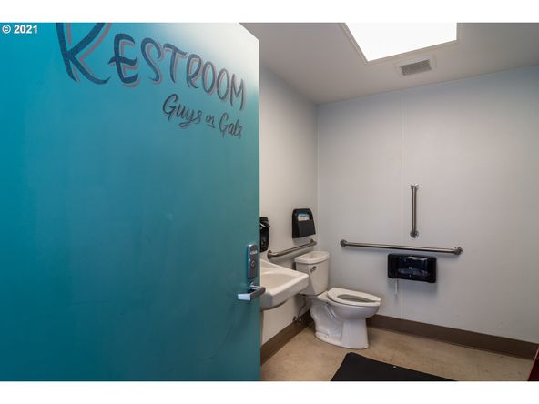 1270 W Harvard Ave, Roseburg, OR 97471